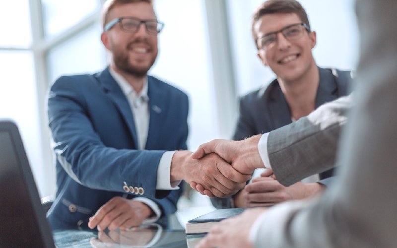 framgångsrika affärsmän som skakar hand
