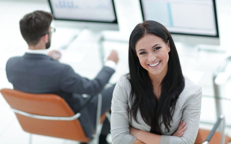 kvinna mot bakgrund av en modern arbetsplats